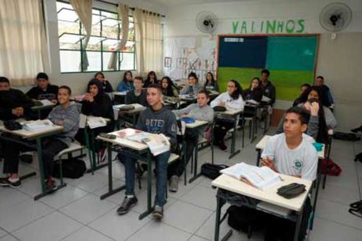 Governo de SP segue Europa e abrirá escolas até com alta de casos de covid