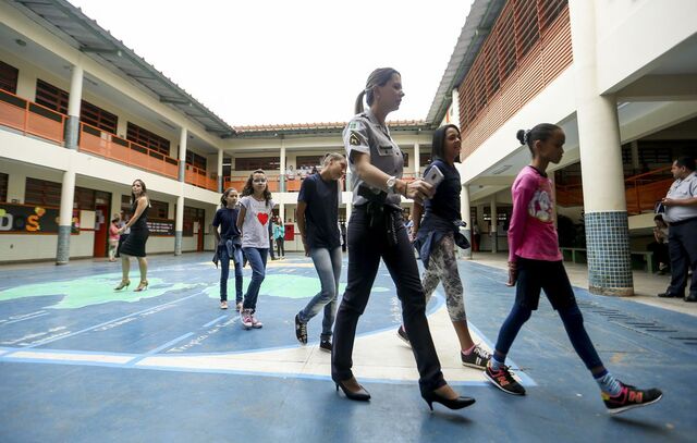 Brasileiros preferem professores a militares nas escolas