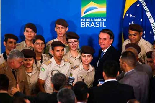 Gestão Doria adere ao programa de escolas cívico-militares de Bolsonaro