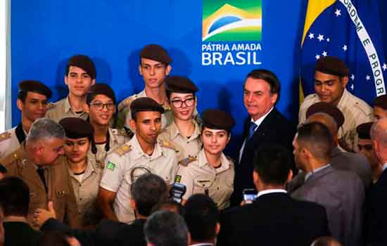 Gestão Doria adere ao programa de escolas cívico-militares de Bolsonaro