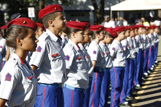 Estados se dividem sobre escolas cívico-militares; especialista critica