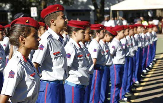 Estados se dividem sobre escolas cívico-militares; especialista critica