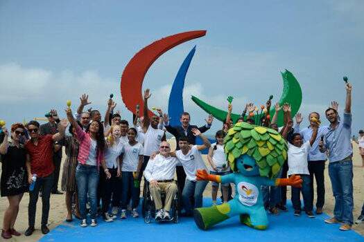Escultura de símbolo paralímpico é inaugurada em Copacabana