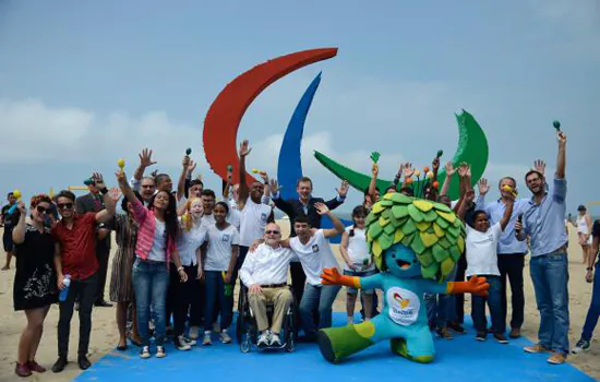 Escultura de símbolo paralímpico é inaugurada em Copacabana