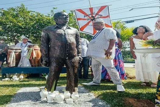 Prefeitura de SP inaugura escultura de Geraldo Filme na Praça David Raw