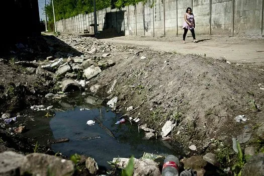 Estudo mostra que esgoto despejado diariamente equivale a 5,3 mil piscinas olímpicas