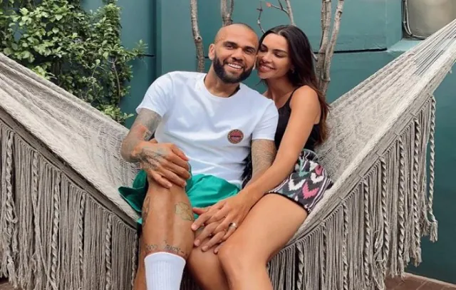 Mulher de Daniel Alves apaga fotos recentes com jogador das redes sociais