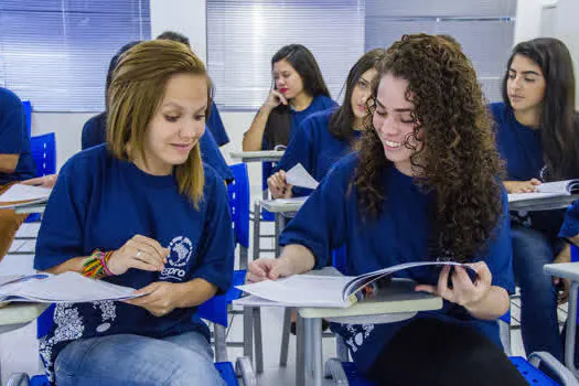 Curso gratuito capacita mulheres de 16 a 22 anos para o mercado de trabalho