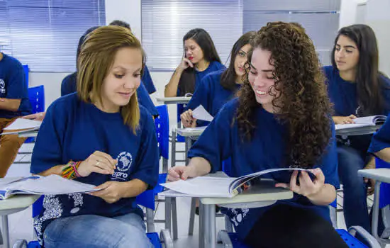 Curso gratuito capacita mulheres de 16 a 22 anos para o mercado de trabalho