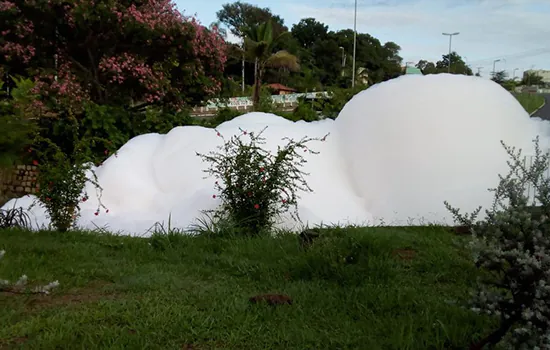 Córrego fica coberto de espuma após despejo de detergente em Salto (SP)