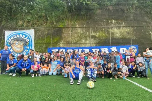 Esquadrão Andreense distribui 500 kits de chocolates para crianças do jardim Santo André