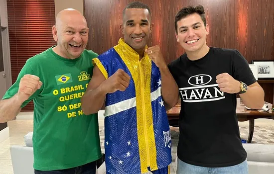 Havan renova patrocínio com boxeador Esquiva Falcão