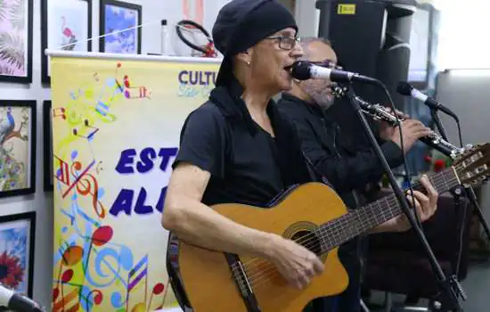 ‘Estação Alegria’ leva música ao vivo a instituições para idosos em São Caetano