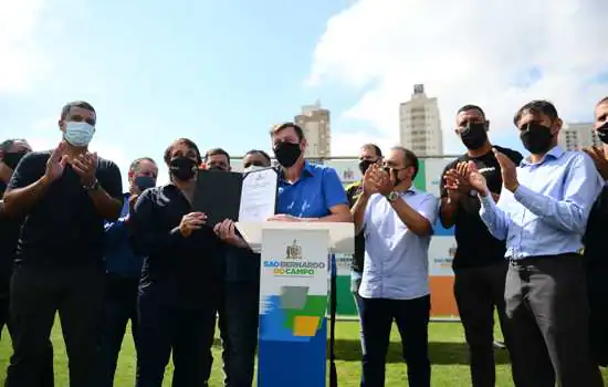 Prefeito Orlando Morando assina concessão do Estádio 1º de Maio