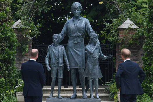 William e Harry se reencontram em inauguração de estátua que homenageia Diana