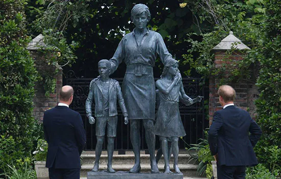 William e Harry se reencontram em inauguração de estátua que homenageia Diana