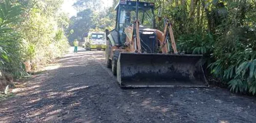 Zeladoria de Ribeirão Pires melhora condições da Estrada do Caçula