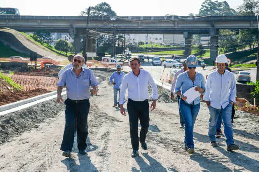 Construção de rotatória projeta melhora no trânsito da Estrada Samuel Aizemberg