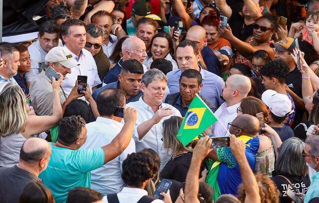 Governador entrega moradias