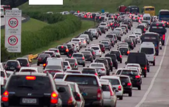 Motorista enfrenta trânsito intenso rumo ao litoral nas vésperas do feriado de Natal