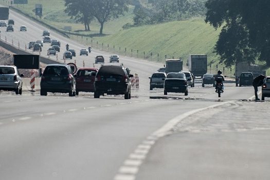 Rodovia dos Bandeirantes apresenta congestionamento no sentido à capital