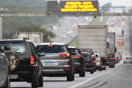 Sob alerta de chuva, estradas terão 7 milhões de carros saindo para o Natal em SP