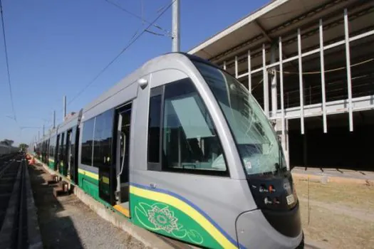 Estrutura do VLT de Cuiabá começa a ser desmontada após abandono