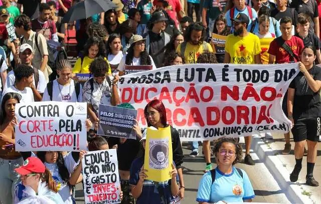 Estudantes se mobilizam em Brasília por melhores condições na educação