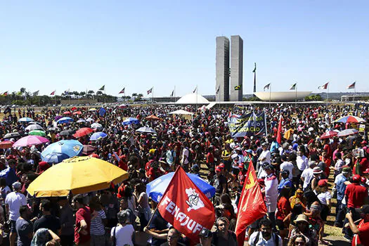 Manifestantes voltam às ruas em defesa de mais recursos para educação