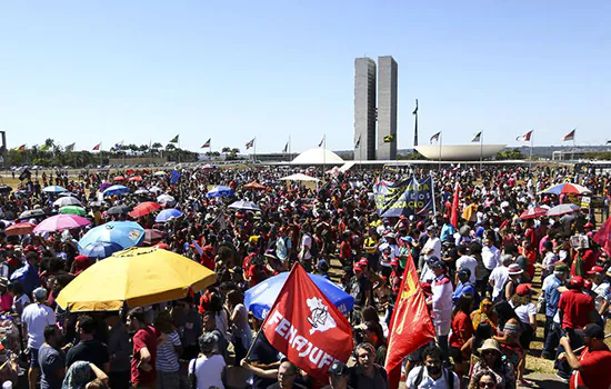 Manifestantes voltam às ruas em defesa de mais recursos para educação