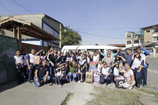 Estudantes de Ribeirão Pires arrecadam roupas para a Campanha do Agasalho