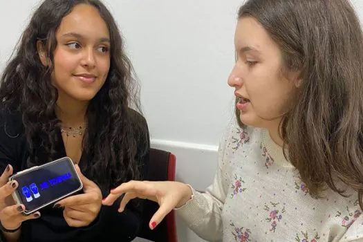 Estudantes do ensino técnico desenvolvem app para tradução em Libras