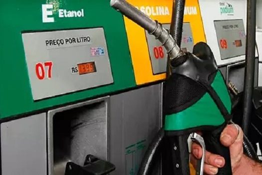 Etanol sobe quase 18% em março; gasolina tem alta de 12% e se aproxima dos R$ 6