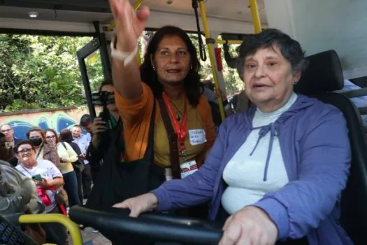 Em SP, pessoas idosas e motoristas de ônibus trocam de lugar em evento