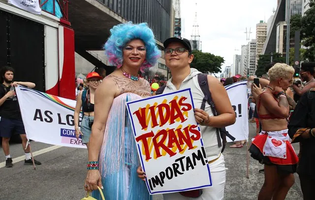 Caminhada trans em SP pede políticas e cobra ação contra mortes