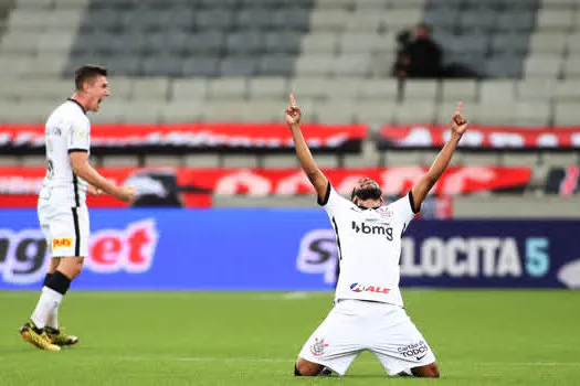 Em estreia de Mancini, Walter brilha e Corinthians vence Athletico-PR