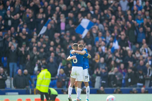 Everton bate Manchester United no sufoco e se mantém fora da zona de rebaixamento