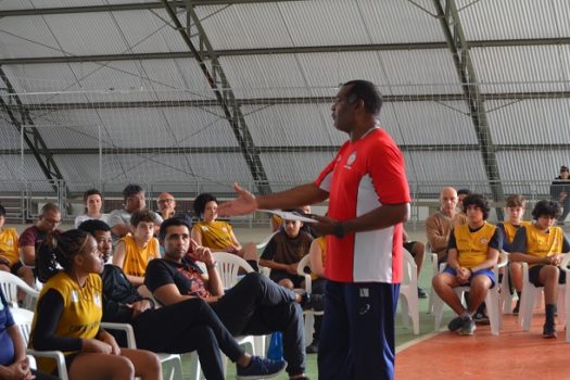 Medalhista panamericano promove workshop de handebol na Zona Oeste