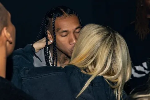 Ex-noivo de Avril Lavigne está ‘devastado’ após romance da cantora com Tyga, diz site