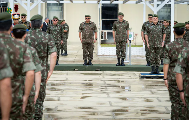 Proposta de PEC proíbe militares da ativa de disputar eleição ou assumir ministério