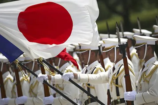 Japão promete fortalecer suas forças armadas