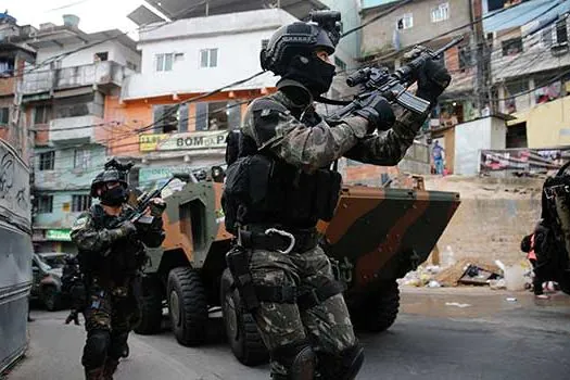 Militares cercam Rocinha com 950 homens