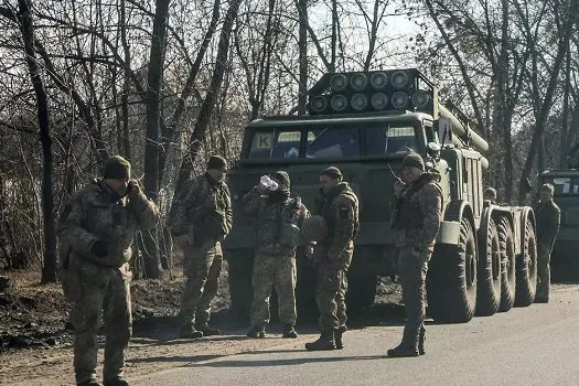 Ucrânia inicia ofensiva para retomar territórios ocupados pela Rússia