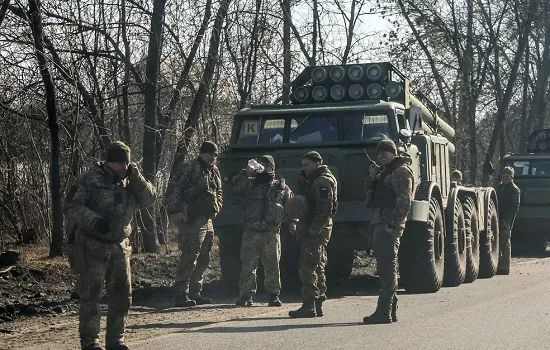 Ucrânia inicia ofensiva para retomar territórios ocupados pela Rússia