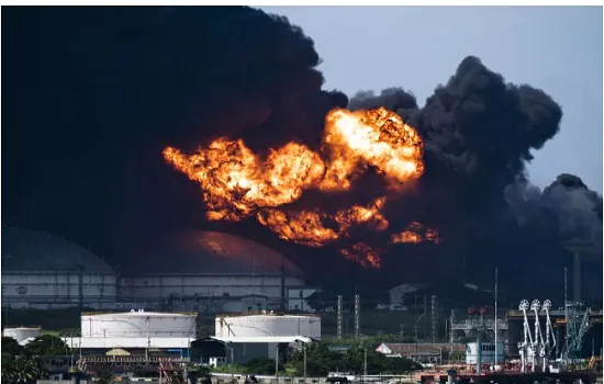 Cuba confirma 1 morte em explosão de tanques de petróleo; ministro está ferido