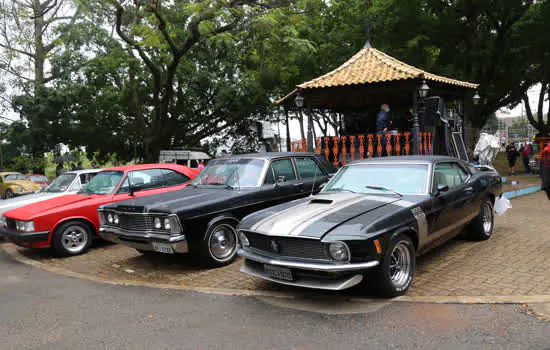 Exposição de carros antigos e show musical são atrações no Bosque do Povo