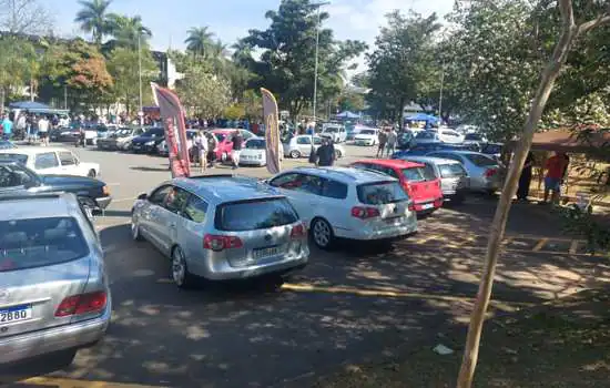 Evento de carros modificados arrecada verba para atendimento a crianças com câncer