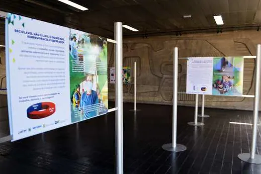 Semasa promove exposição sobre catadores de materiais recicláveis