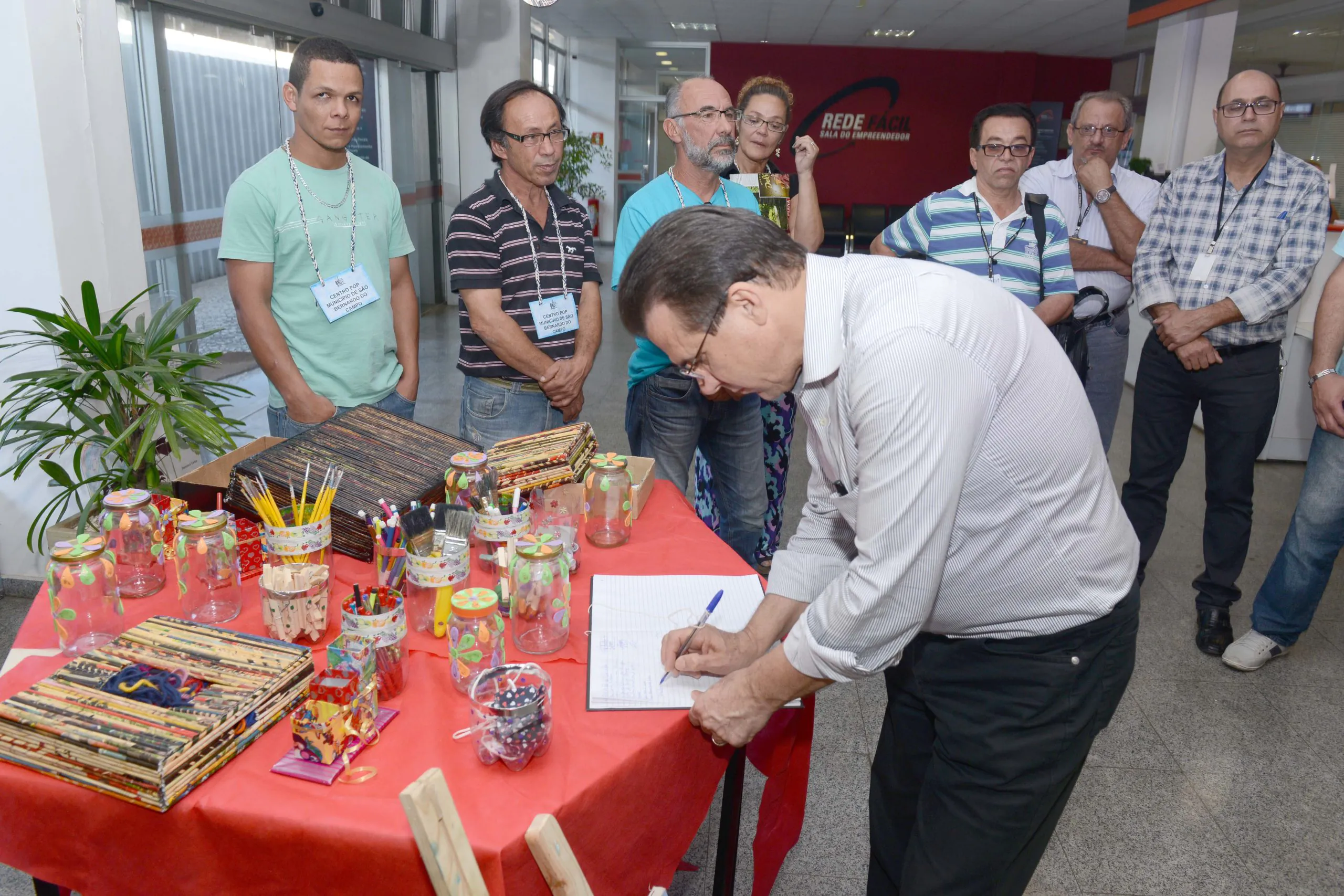 Marinho prestigia exposição de trabalhos feitos por população de rua