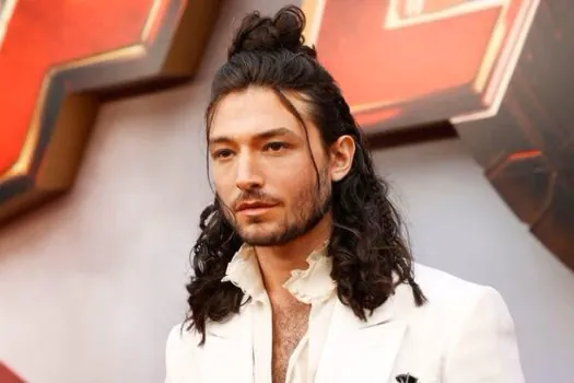 Ezra Miller se pronuncia pela primeira vez após acusação de assédio